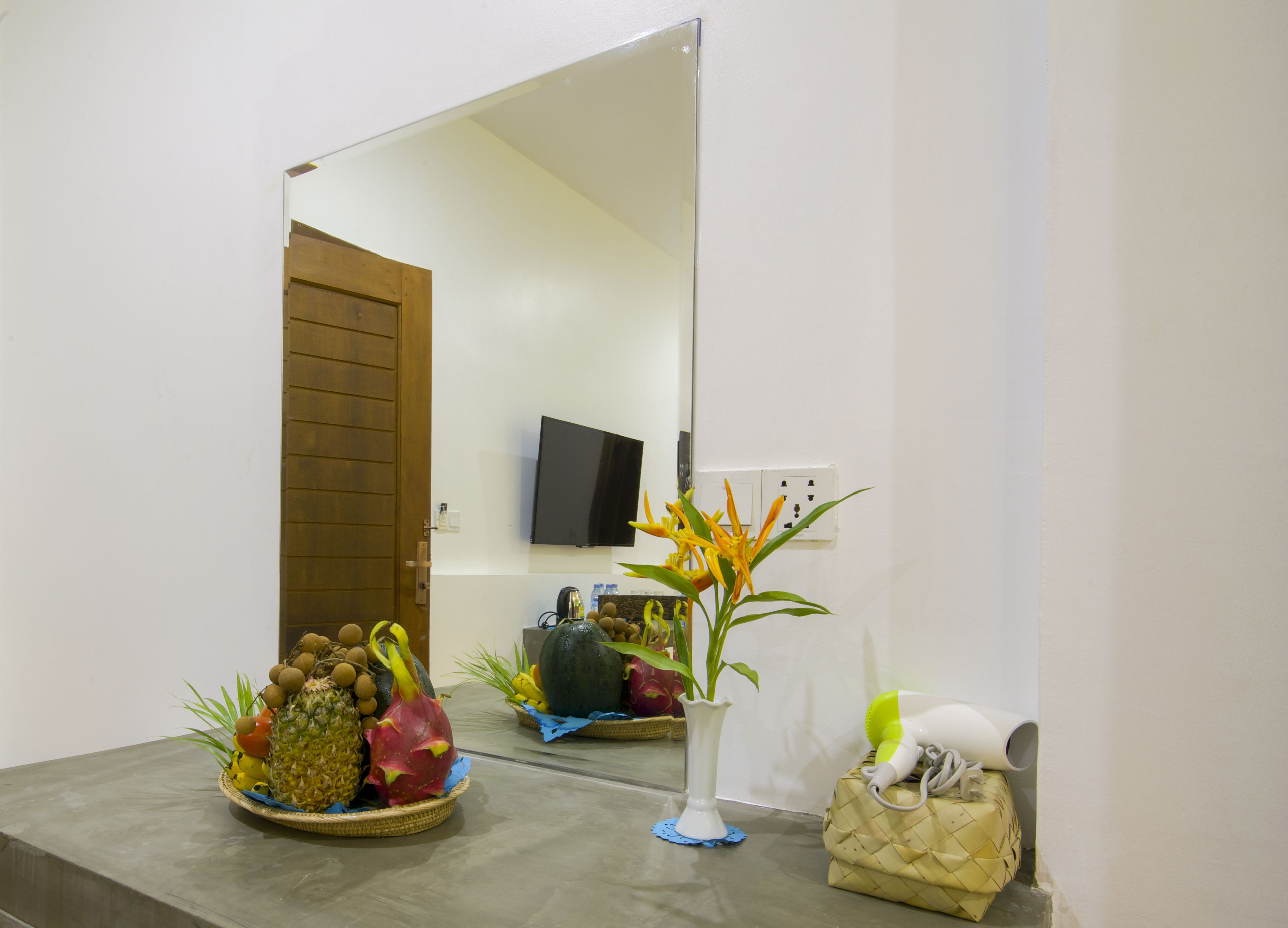 deluxe family suite - free pick up  | minibar, in-room safe, desk, soundproofing