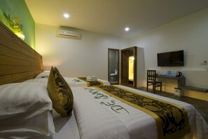 Een hotelkamer met een bed, een bureau en een televisie.