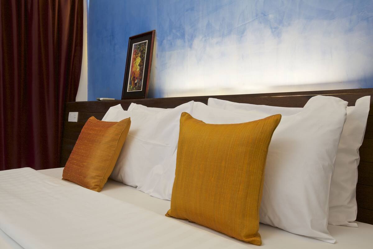 Superior Double Room (Free Pick Up) | Bar mini, peti besi dalam bilik, meja, kalis bunyi