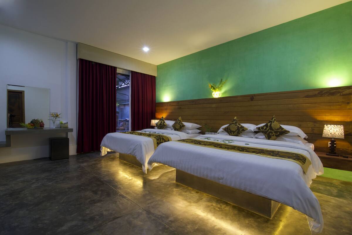 Deluxe Suite, Pool View (Family - Free Pick Up ) | Bar mini, peti besi dalam bilik, meja, kalis bunyi