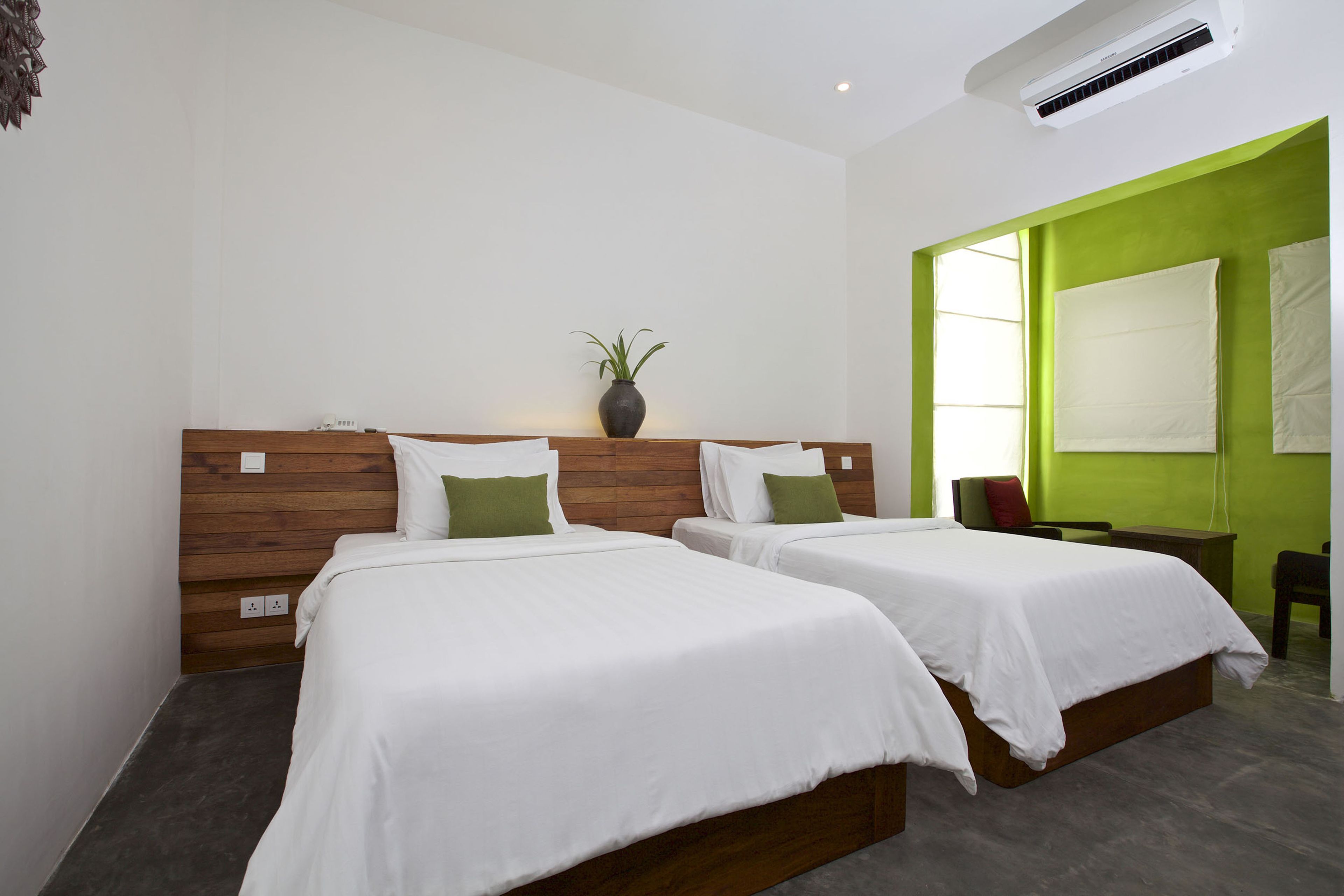 deluxe twin room | minibar, in-room safe, desk, soundproofing