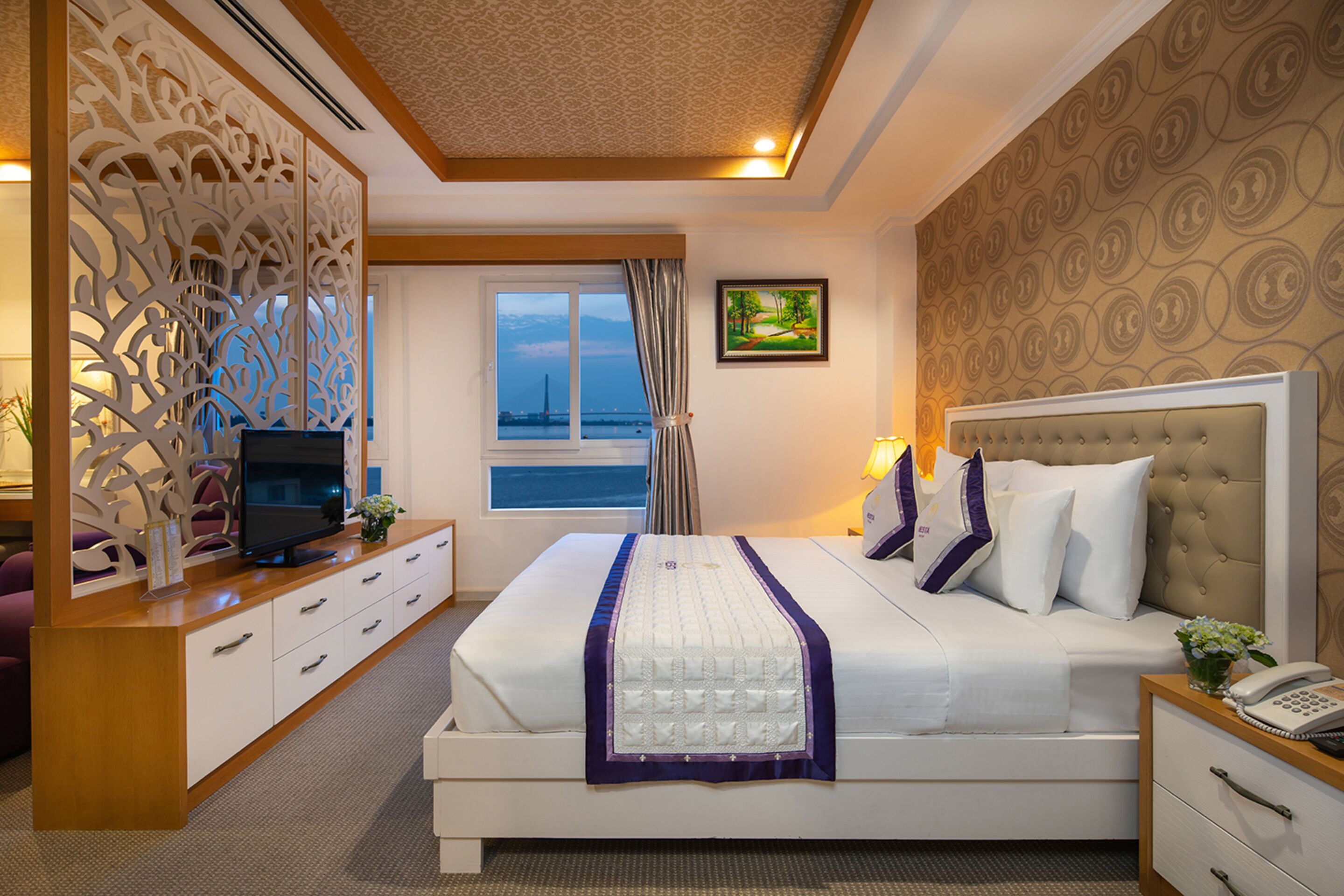 suite | 1 bedroom, premium bedding, minibar, in-room safe