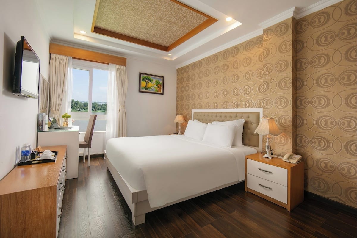 Deluxe-Doppelzimmer, Flussblick | 1 Schlafzimmer, hochwertige Bettwaren, Minibar, Zimmersafe