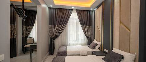 Una habitación de hotel moderna con dos camas, un escritorio y una silla.