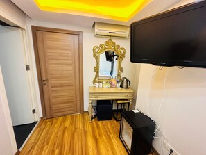 Basic-Doppelzimmer | Hochwertige Bettwaren, Zimmersafe, individuell eingerichtet