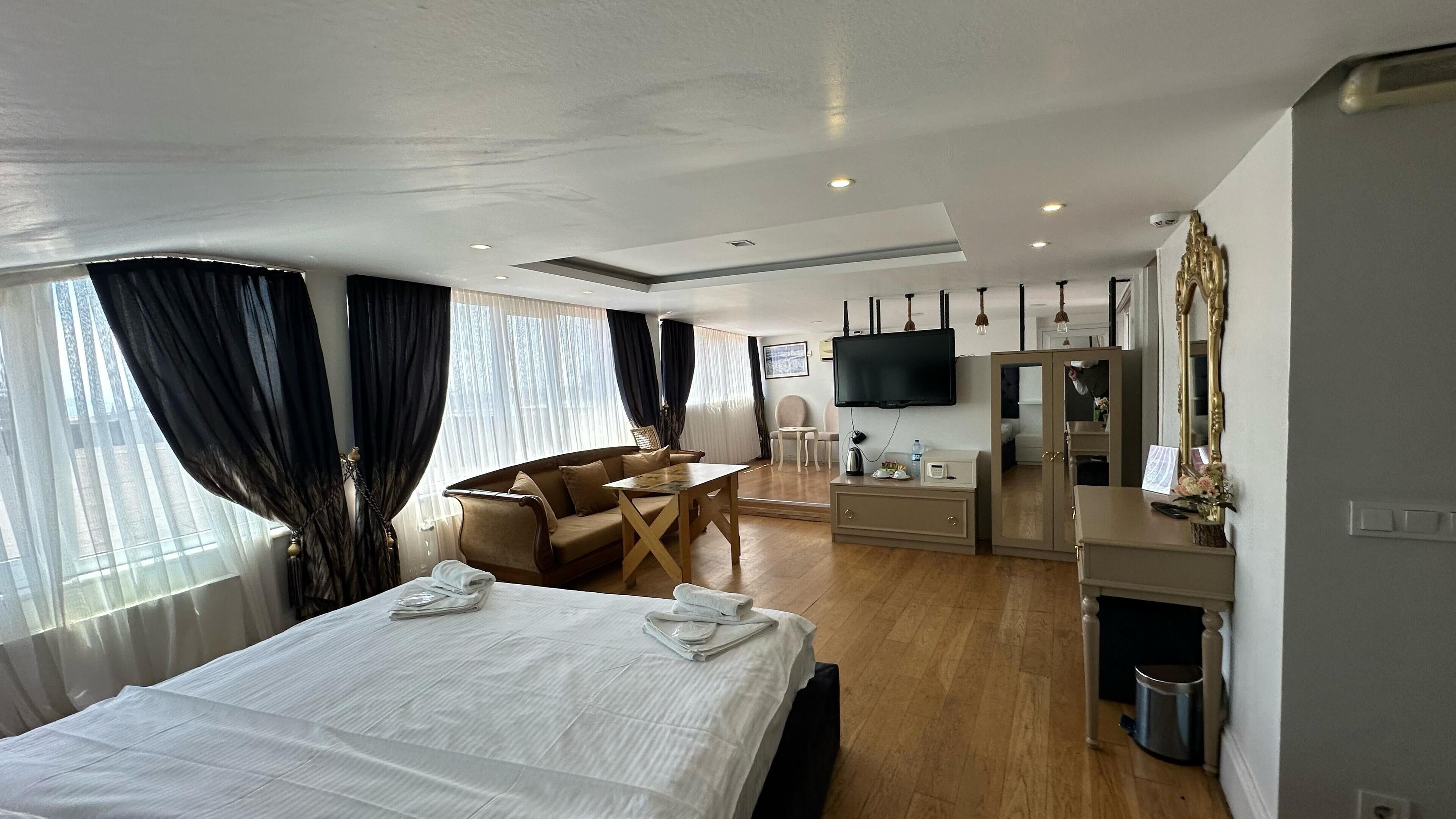 أغطية فراش متميزة وخزنة داخل الغرفة وطراز فريد لكل وحدة ومكتب