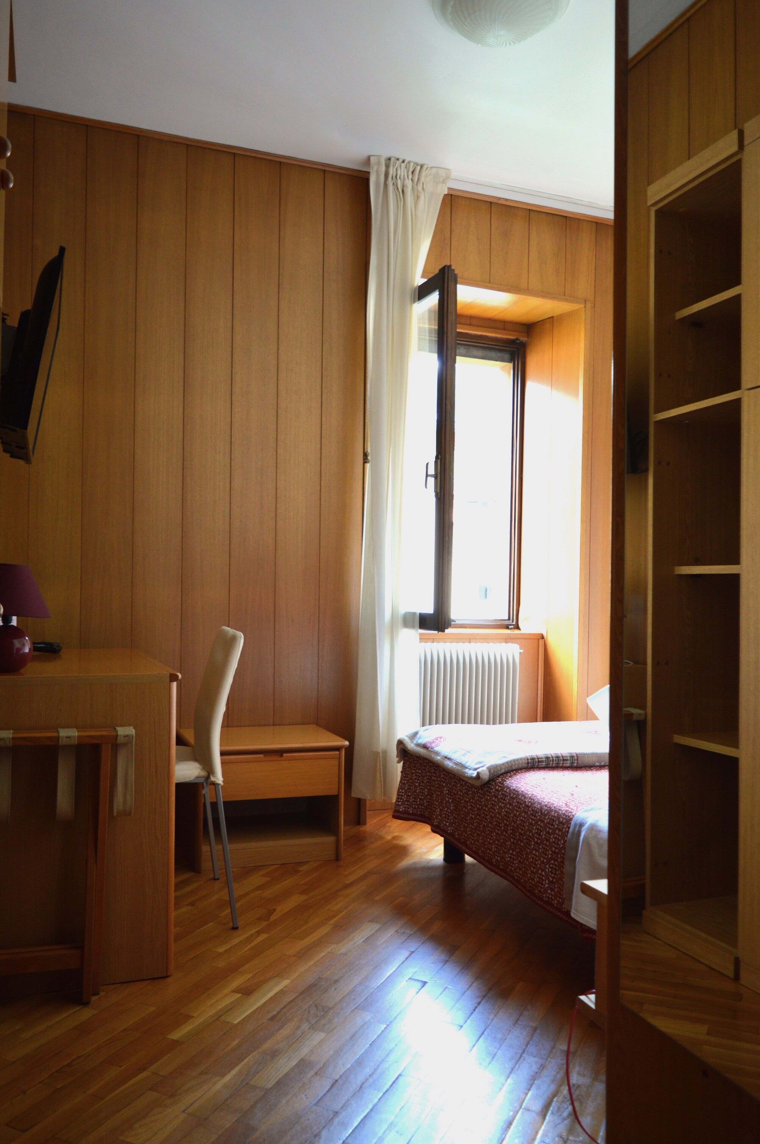 single room | in-room safe, desk, soundproofing, free wifi