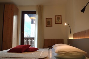 Habitación superior, 1 cama Queen size | Caja de seguridad en la habitación, escritorio y insonorización 