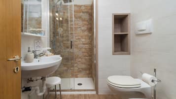 Habitación superior, 1 cama de matrimonio | Baño | Secador de pelo, bidé, toallas y jabón