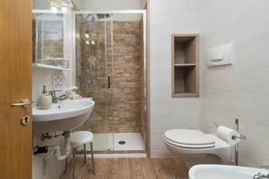Superior Room, 1 Queen Bed | Bathroom | Hair dryer, bidet, towels, soap - Hotel Wanda (Pinzolo)