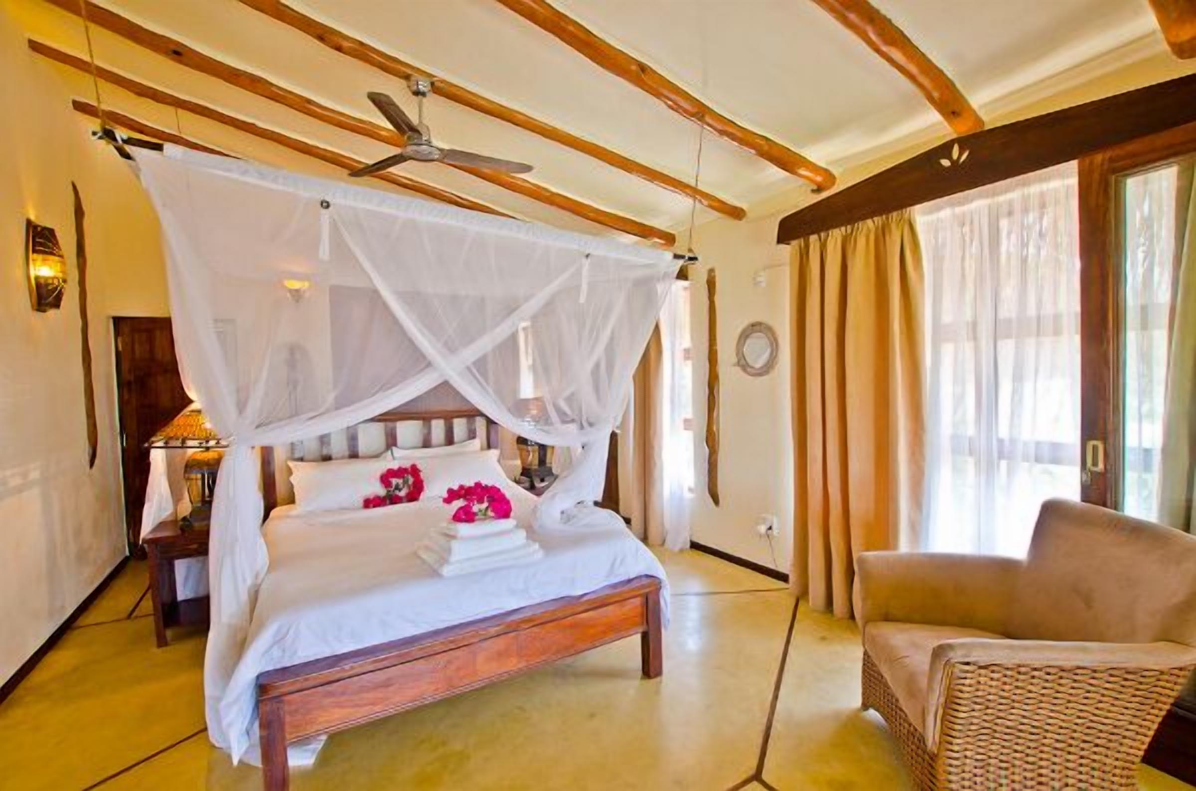 luxury suite | premium bedding, in-room safe, desk, free wifi