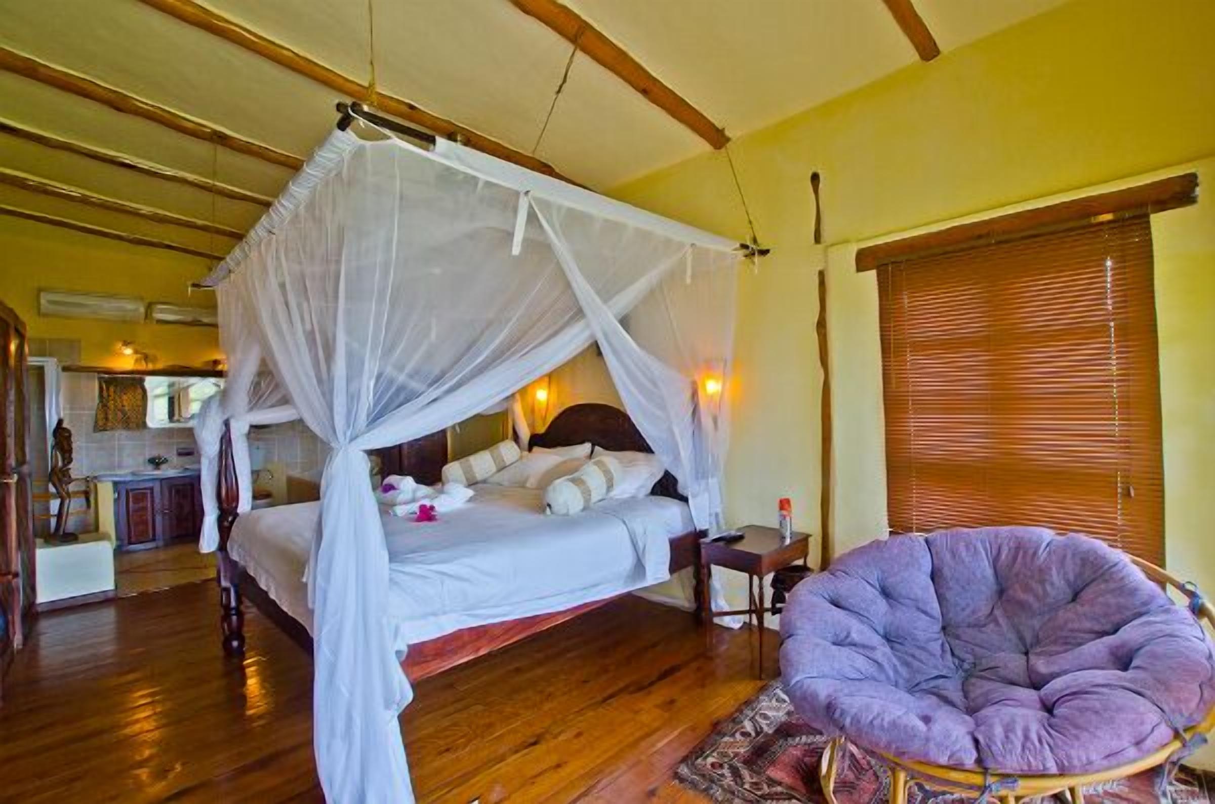 comfort villa | premium bedding, in-room safe, desk, free wifi