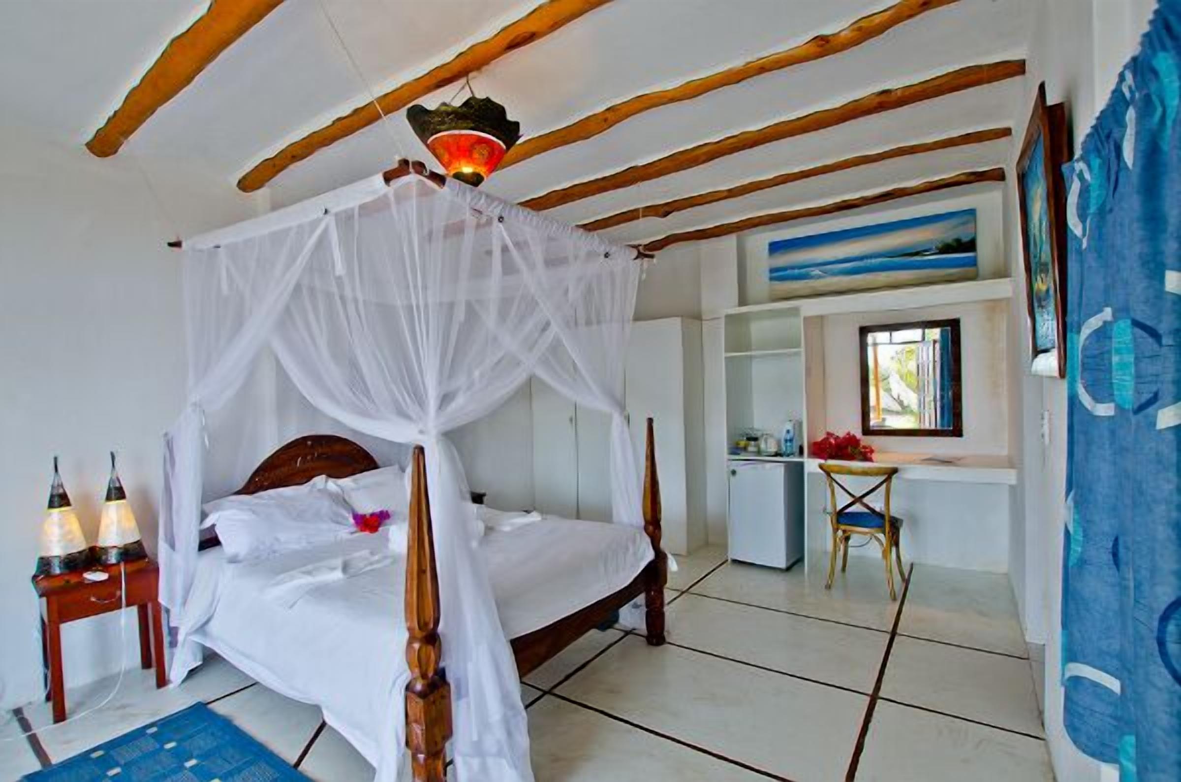 standard double room | premium bedding, in-room safe, desk, free wifi