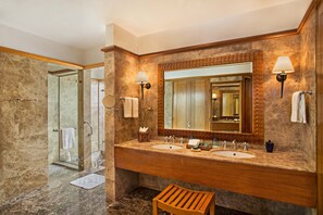Separate tub and shower, free toiletries, hair dryer, bathrobes - The Oberoi Beach Resort, Sahl Hasheesh (Hurghada)