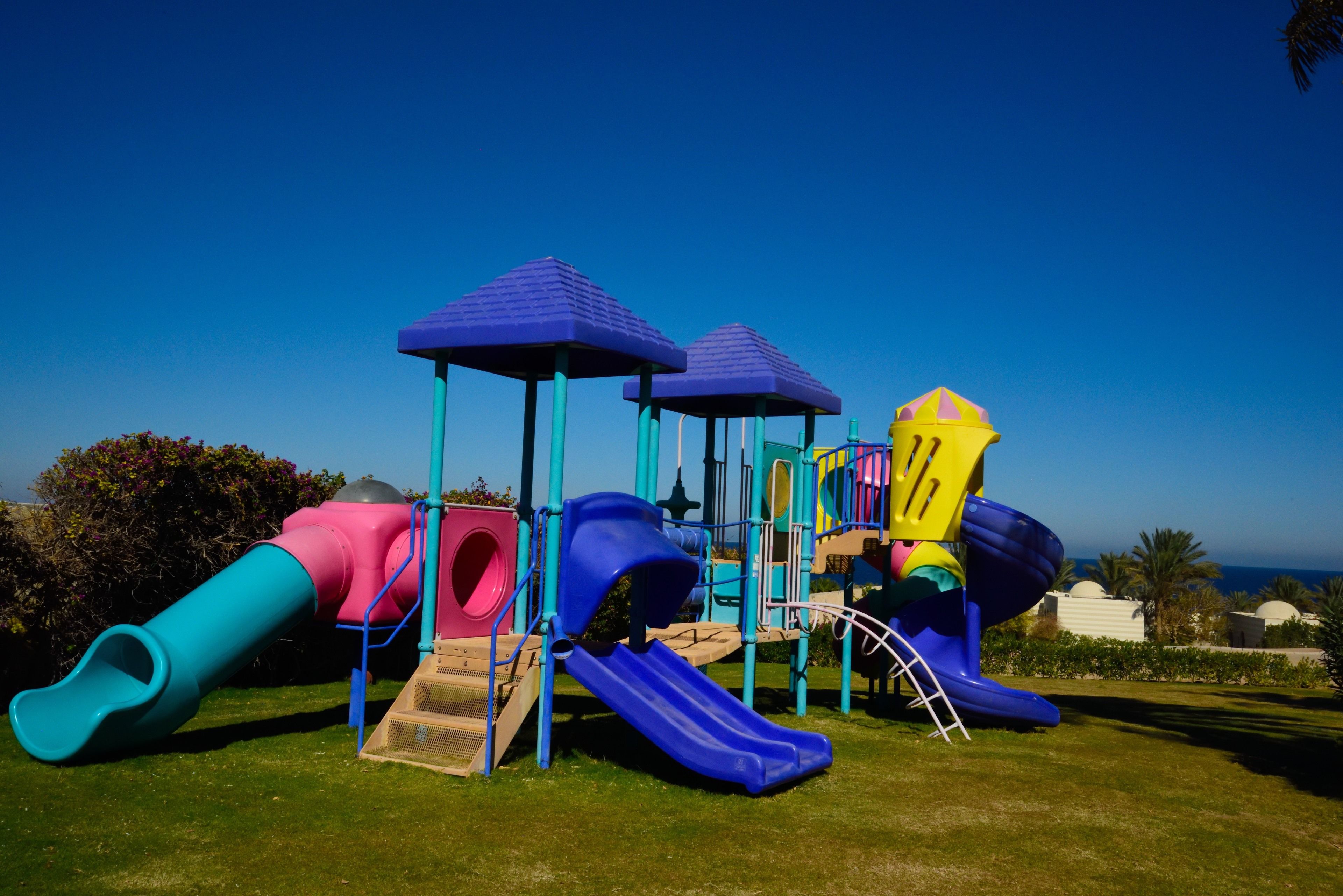 Un'area giochi con scivoli e strutture per arrampicata.