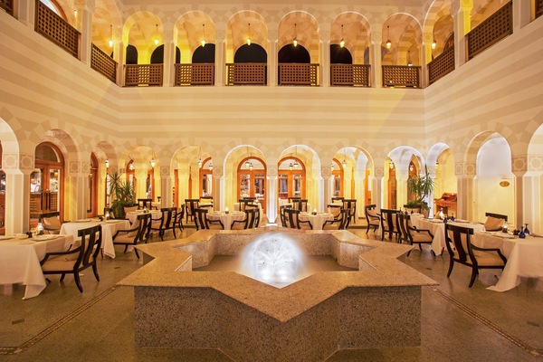 3 restaurants; lunch and dinner served