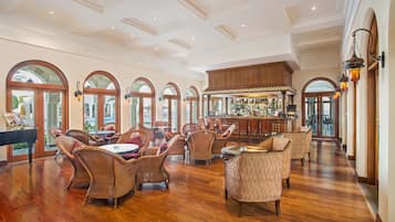 3 restaurants, lunch, dinner served; international cuisine