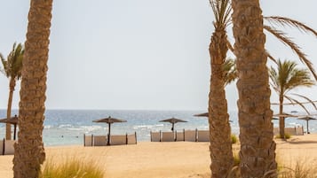 Playa privada, tumbonas, sombrillas y toallas de playa