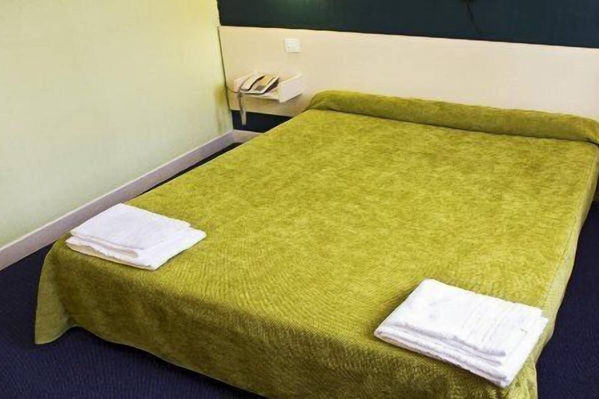 Een bureau, gratis wifi, beddengoed