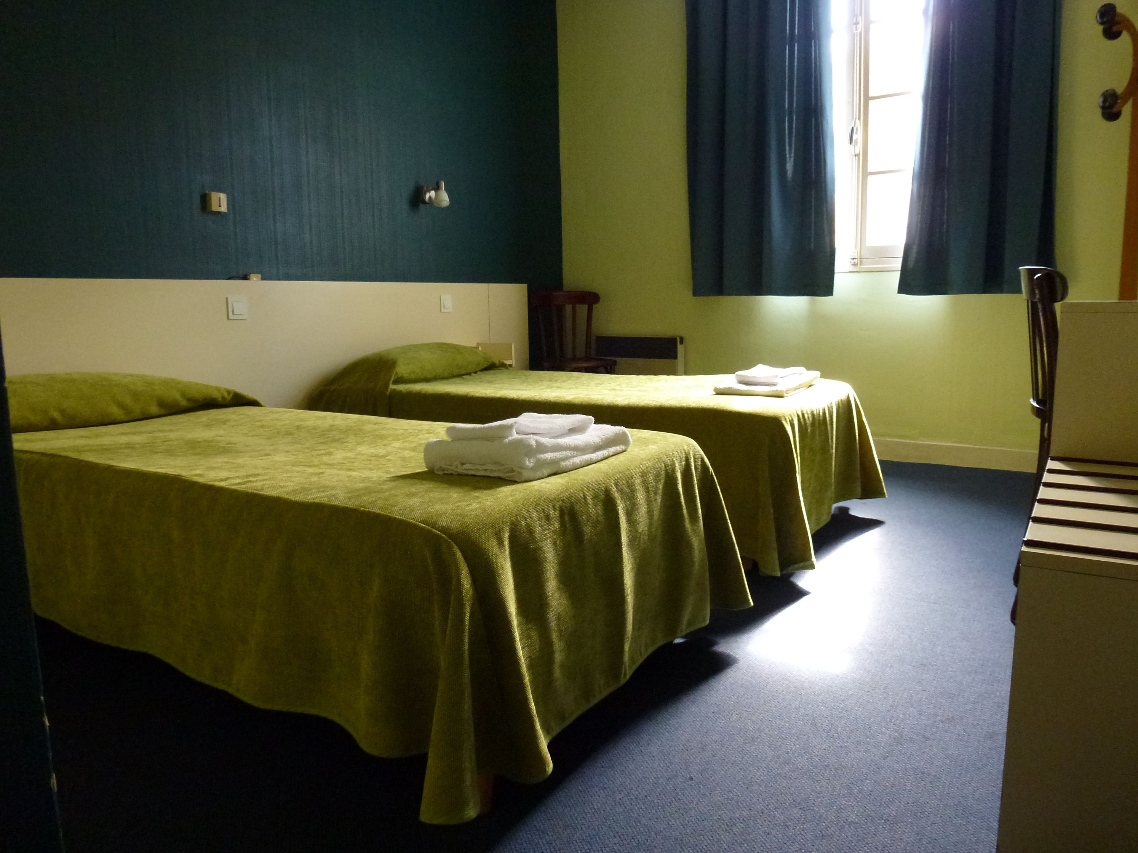 Chambre avec lits jumeaux | Bureau, Wi-Fi gratuit, draps fournis