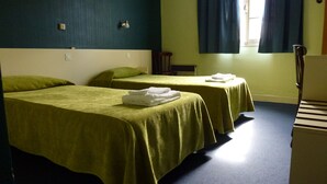 Twin Room | Desk, free WiFi, bed sheets - Hôtel Croix des Nordistes (Lourdes)
