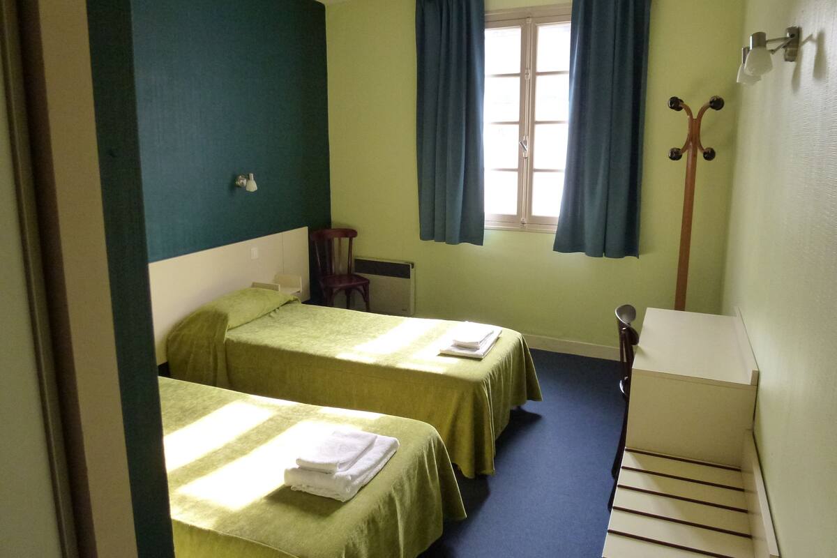 Twin kamer | Een bureau, gratis wifi, beddengoed