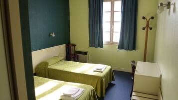 Twin Room | Desk, free WiFi, bed sheets