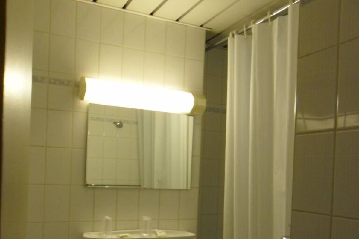 Een aparte badkuip en douche, gratis toiletartikelen, een haardroger