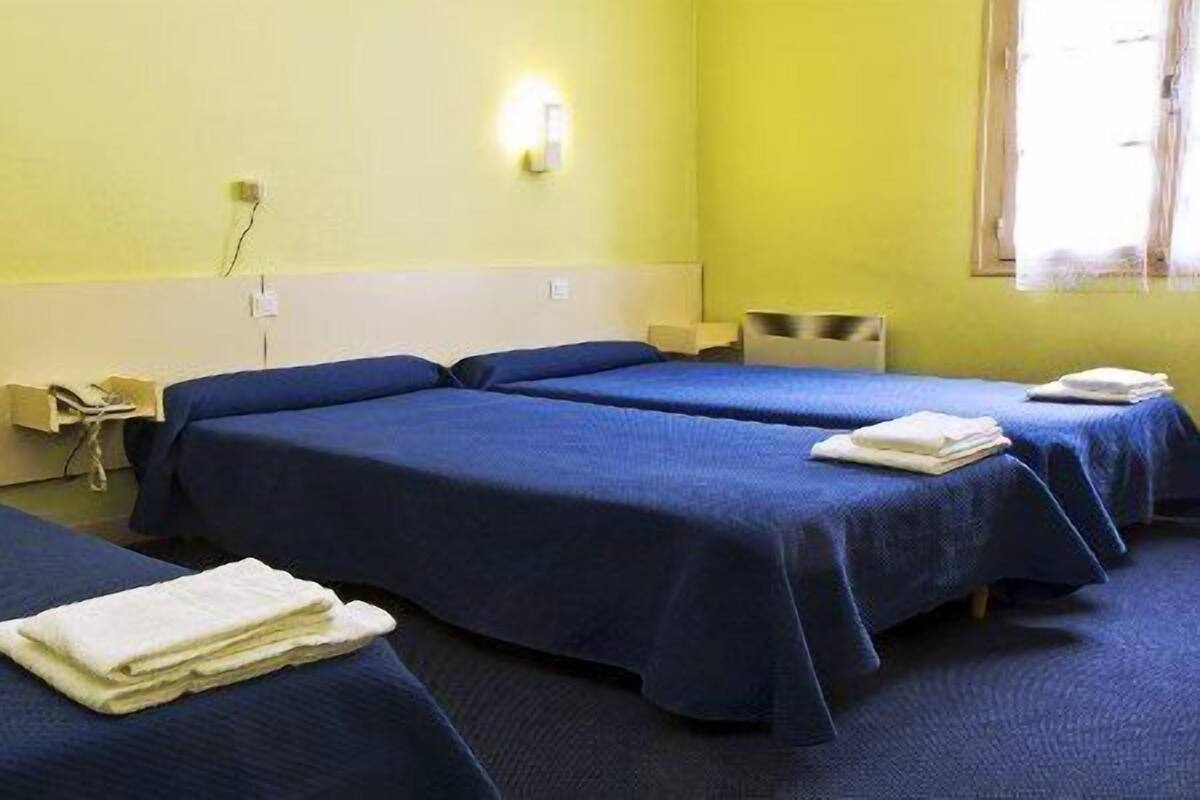 Driepersoonskamer | Een bureau, gratis wifi, beddengoed