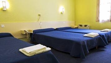 Triple Room | Desk, free WiFi, bed sheets