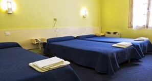 Habitación triple | Escritorio, wifi gratis, ropa de cama