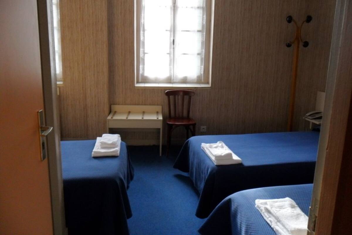 Vierpersoonskamer | Een bureau, gratis wifi, beddengoed