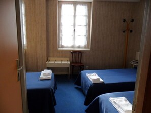 Chambre Quadruple | Bureau, Wi-Fi gratuit, draps fournis