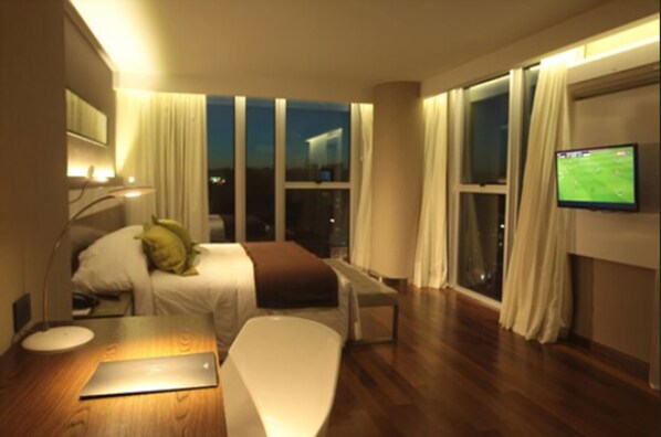 Minibar, in-room safe, desk, blackout drapes - Yrigoyen 111 Hotel (Córdoba)