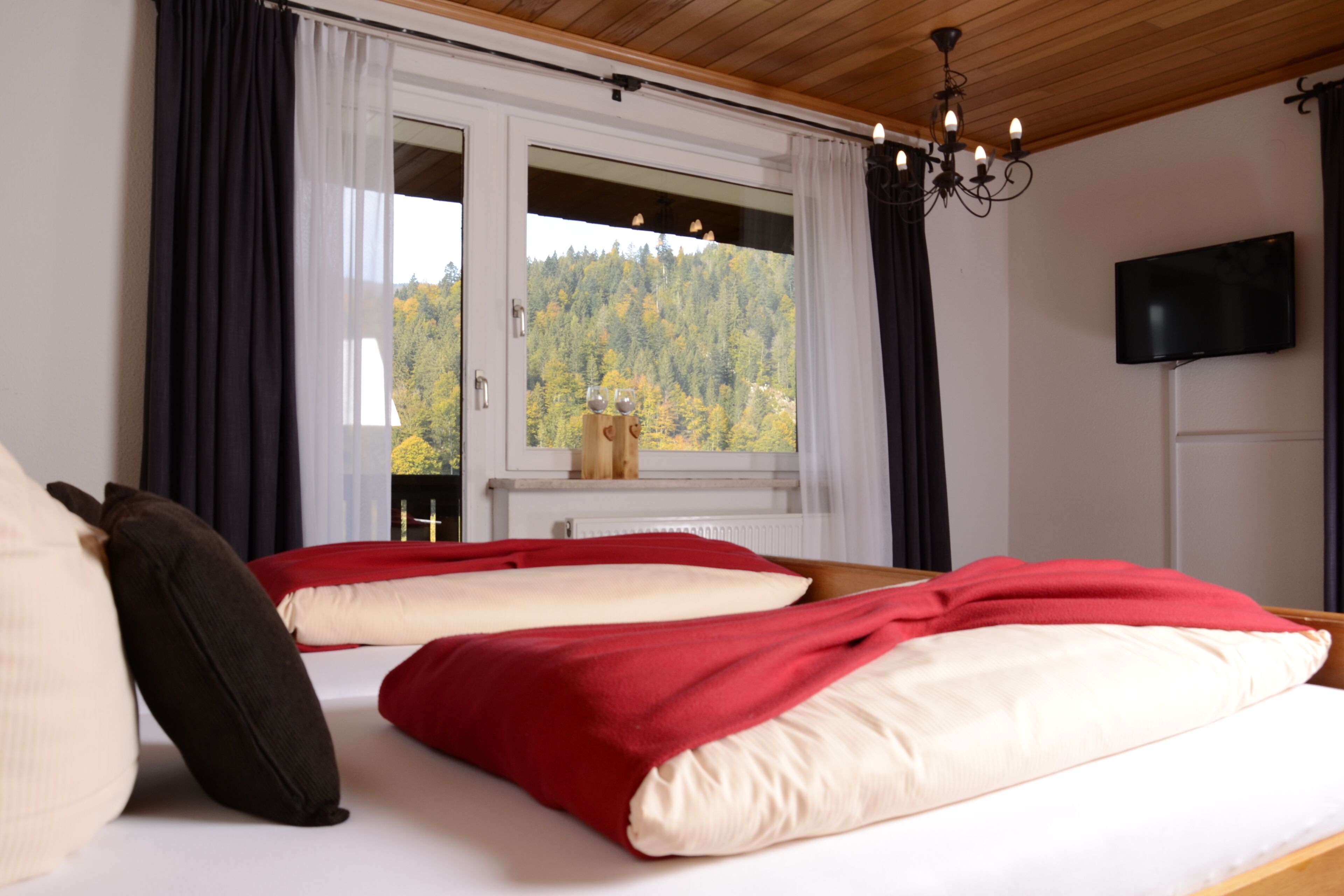 Doppelzimmer | Zustellbetten, kostenloses WLAN, Bettwäsche