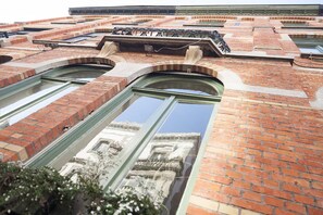 Un edificio con múltiples ventanales de arco y detalles de ladrillo.