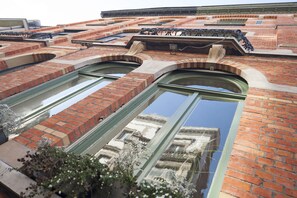 A building with arched windows and brickwork. - B&B In Bruges (Bruges)