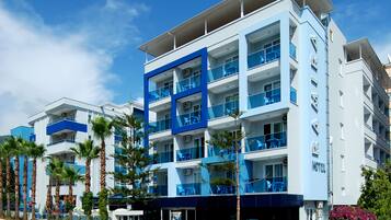 Vista frontal de la propiedad