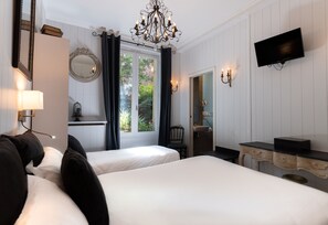 Deluxe Room | Premium bedding, in-room safe, individually decorated, desk - Hotel de l'Avre (Paris)