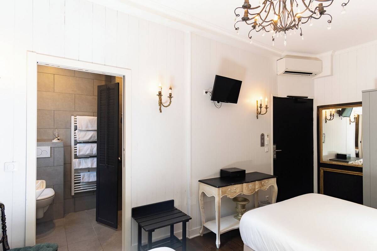 Premium bedding, in-room safe, desk, laptop workspace