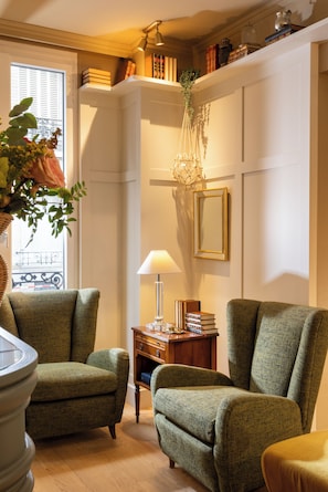 Lobby sitting area - Hotel de l'Avre (Paris)