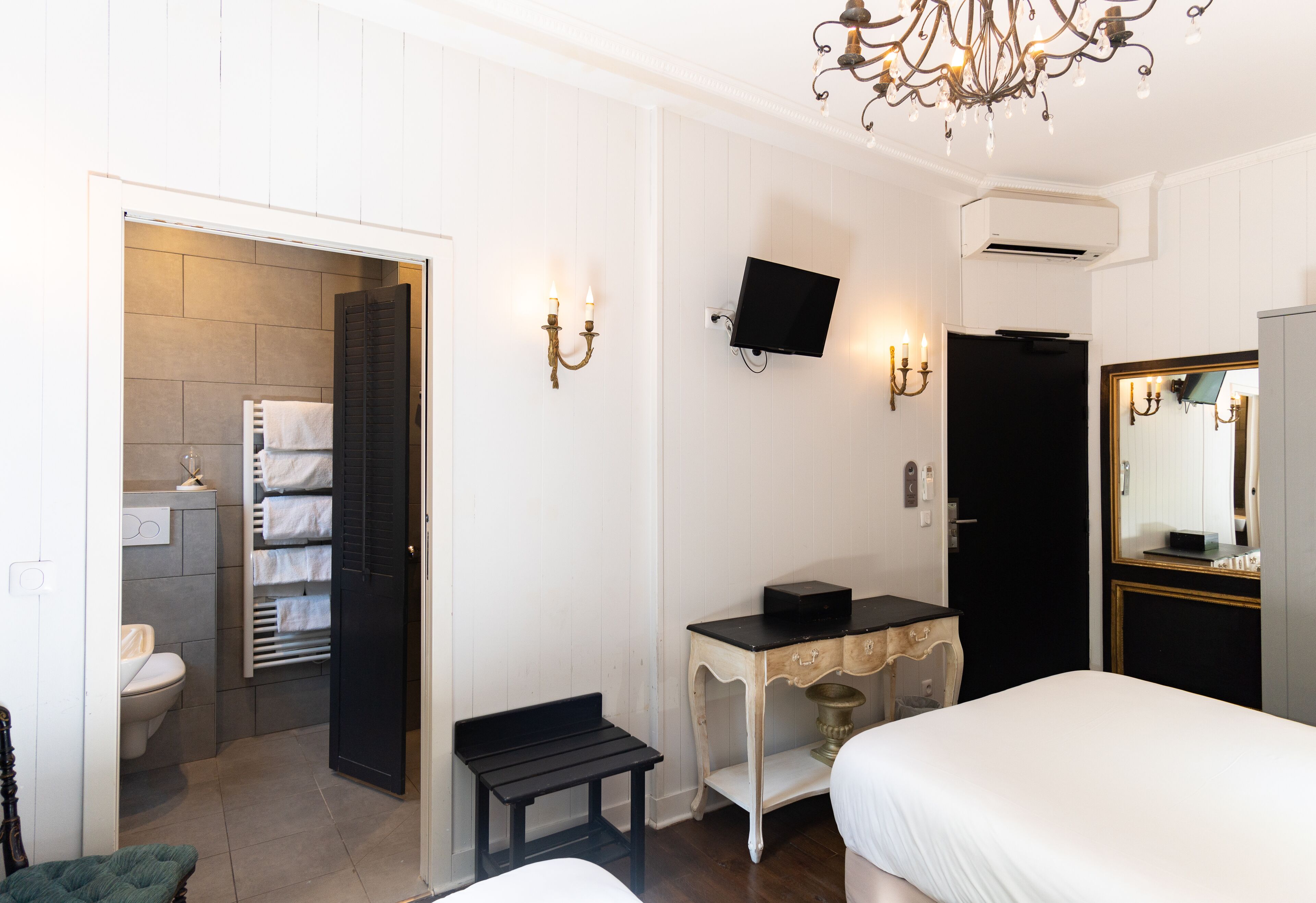 Deluxe Room, 1 Queen Bed | Premium bedding, in-room safe, individually decorated, desk