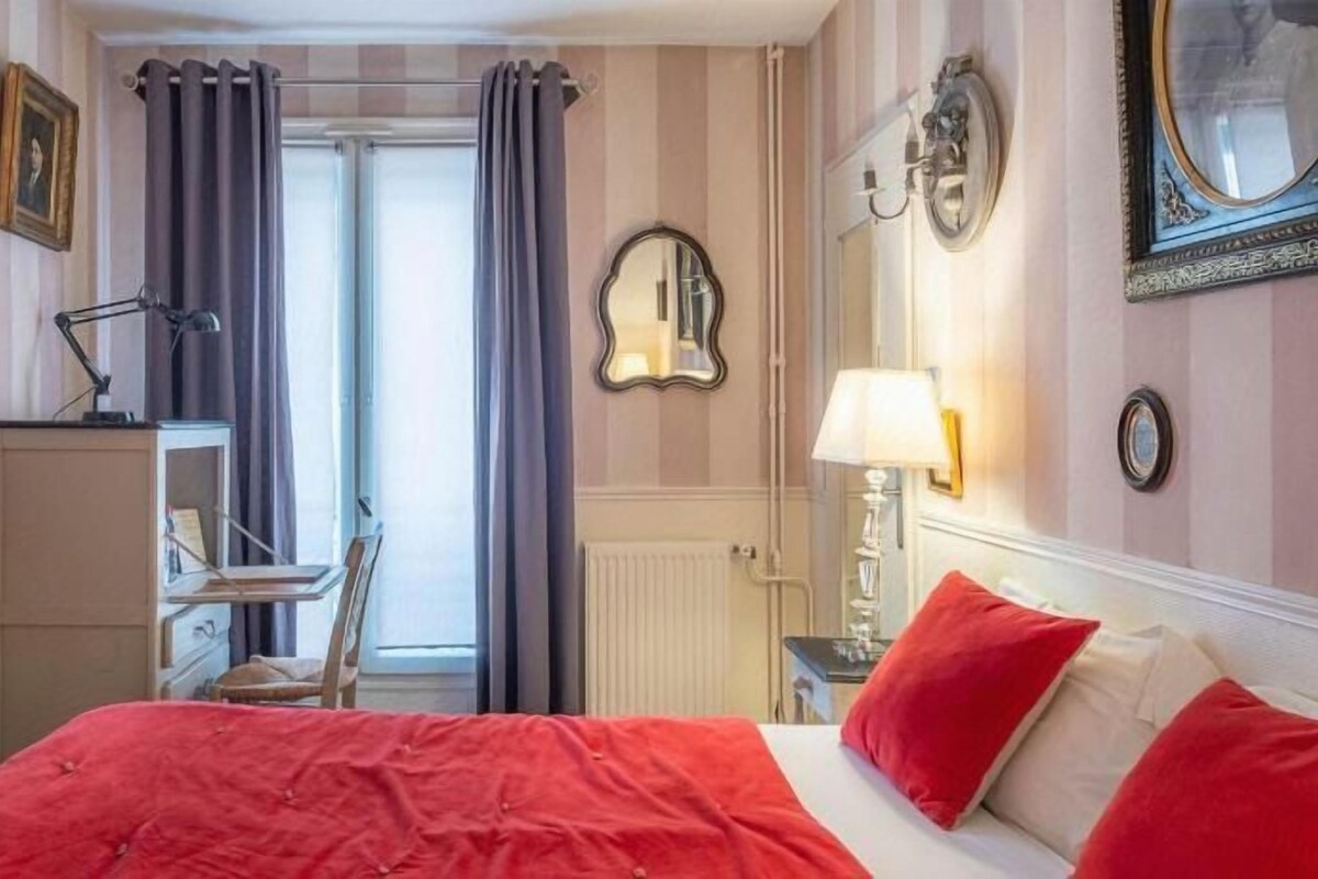 Premium bedding, in-room safe, desk, laptop workspace