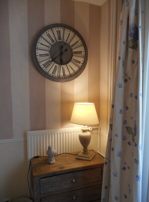 Premium bedding, in-room safe, individually decorated, desk - Hotel de l'Avre (Paris)
