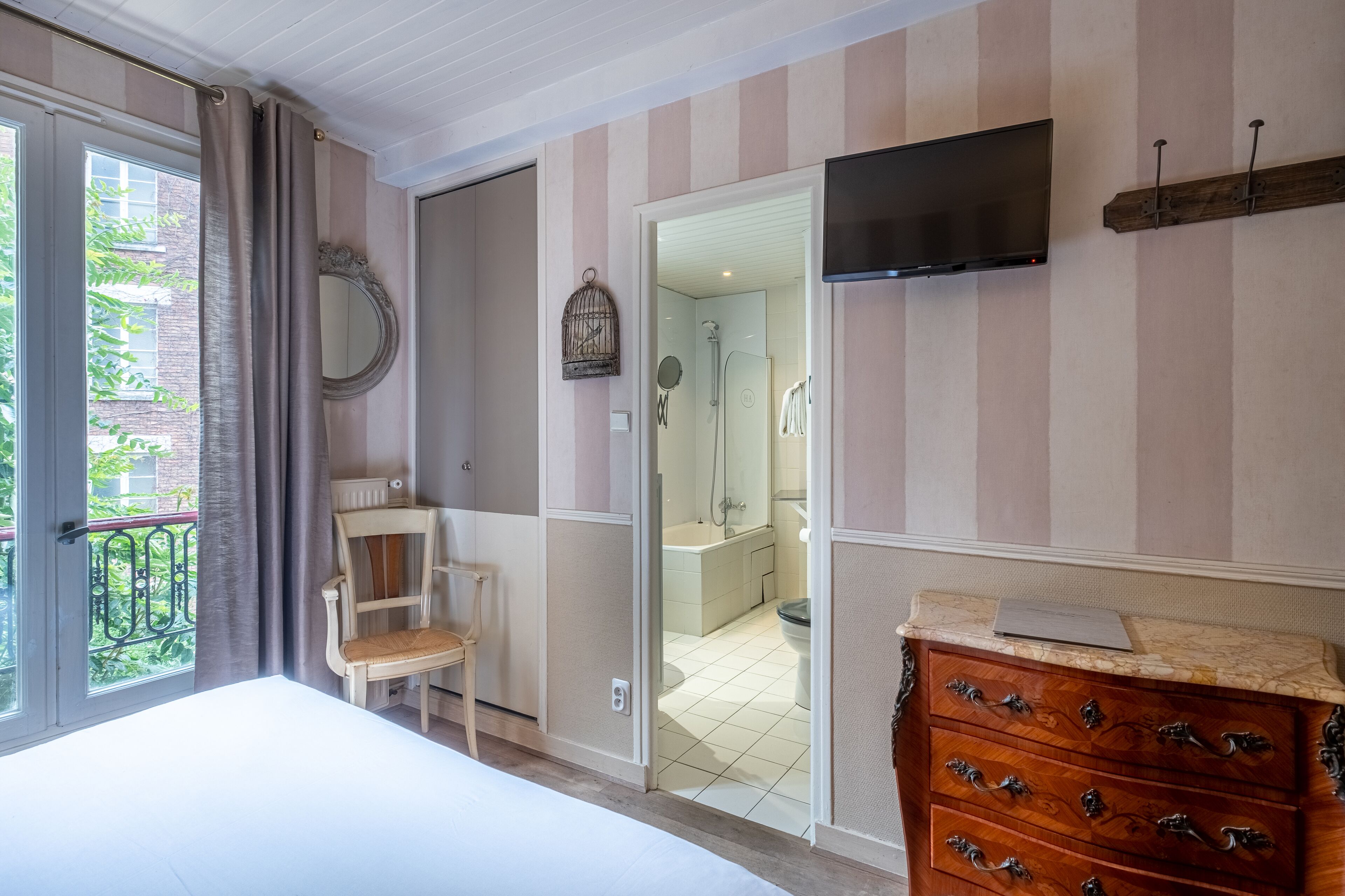 traditional room, garden view | premium bedding, in-room safe, individually decorated, desk