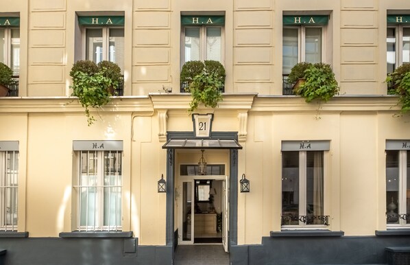 Front of property - Hotel de l'Avre (Paris)