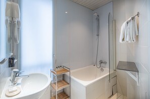 Tavanomainen huone, näköala puutarhaan | Kylpyhuone | Ilmaiset hygieniatuotteet, hiustenkuivaaja, pyyhkeet, saippua
