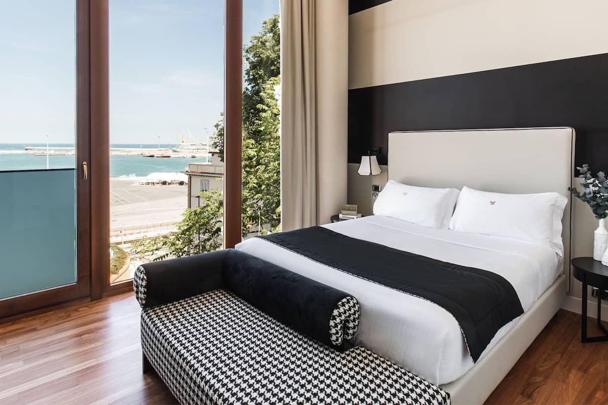deluxe room, 1 queen bed, sea view | 1 bedroom, egyptian cotton sheets, premium bedding, down duvets