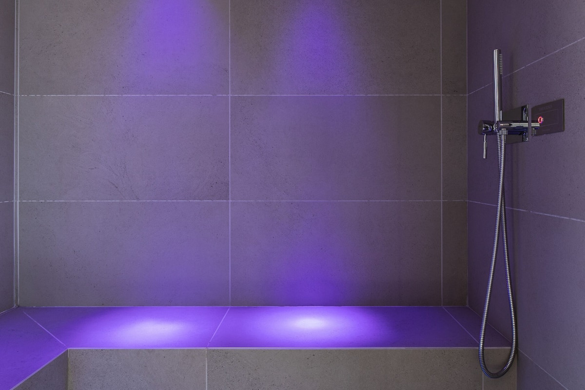 sauna, hot tub, steam room, turkish bath/hammam, body treatments