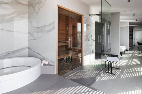Suite, hidromasaje, vista al puerto (with private SPA) | Baño | Amenidades de baño gratuitas, secadora de cabello, batas, pantuflas